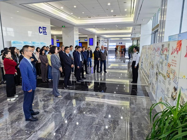 弘扬伟大长征精神 坚守医保为民初心——市医保局组织党员参观纪念红军长征胜利90周年图片展